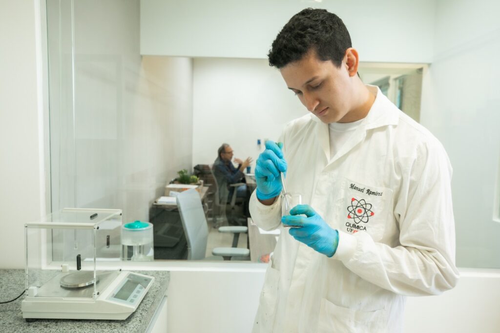 Manuel Ramirez trabalha no laboratório da NanoBrasil
