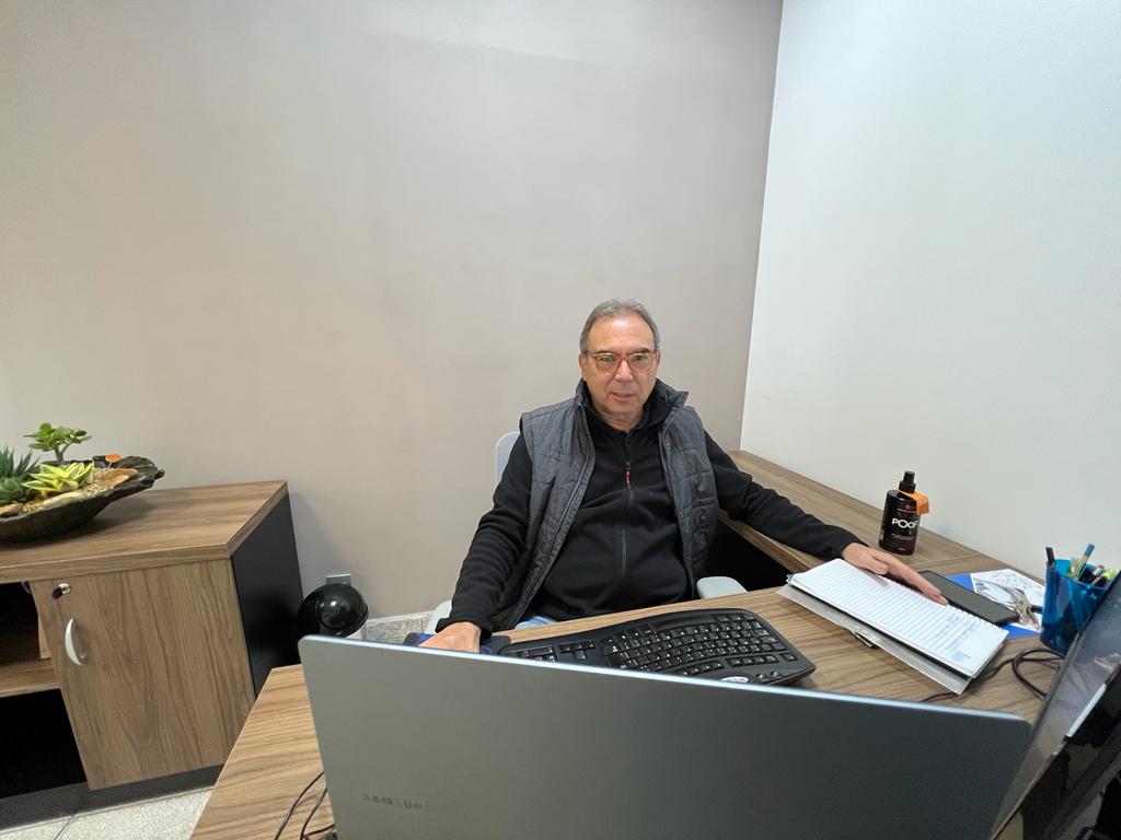 Oscar Geigner trabalha no computador