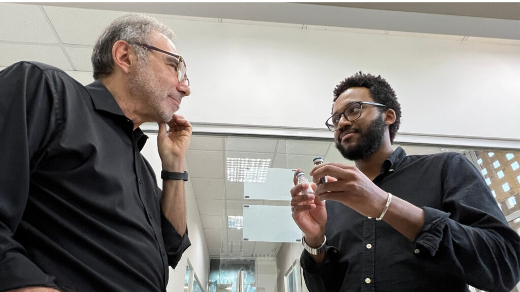 Oscar apresenta a Dener as nanotecnologias usadas na NanoBrasil