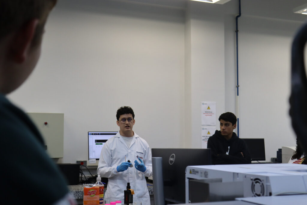 Manuel Rodríguez explica sobre nanotecnologia, durante a visita de estudantes
