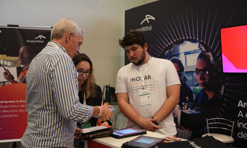 Lucio Coelho, CEO da NanoBrasil, visita estande da ArcelorMittal e fomenta parceria entre empresas